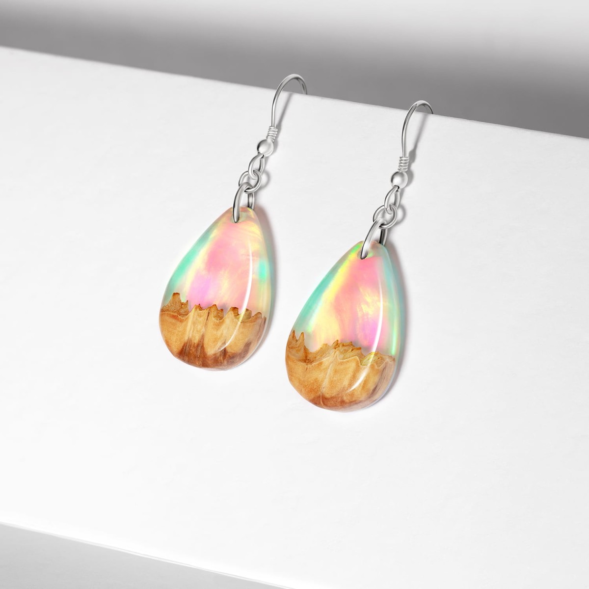 Kolczyki damskie white opal łezki widok pod kątem