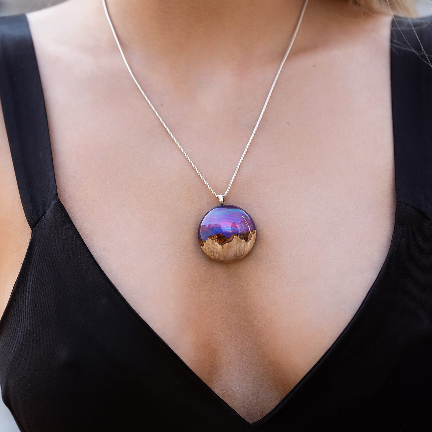 Naszyjnik damski purple galaxy okrągły na modelce 2